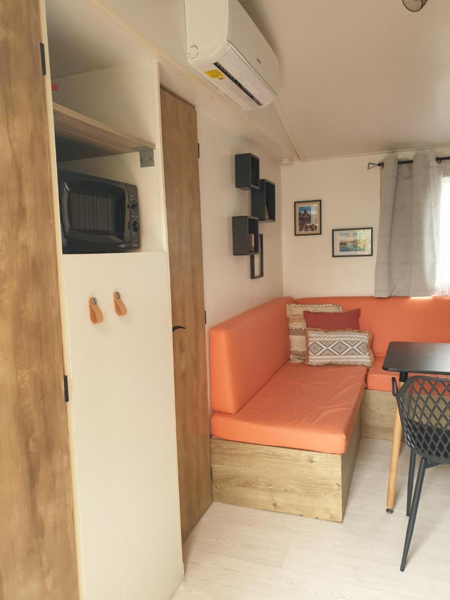 Camping Domaine Des Iscles La Roque-d'Antheron Exterior foto